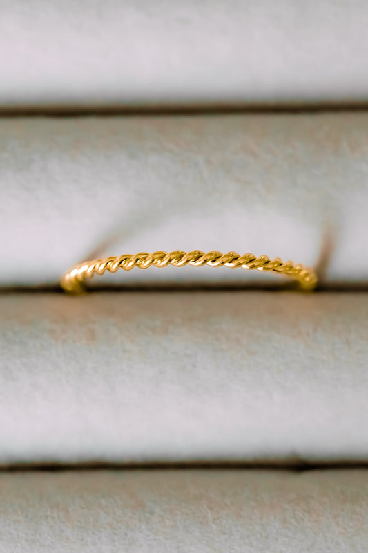 Thin Twist Ring